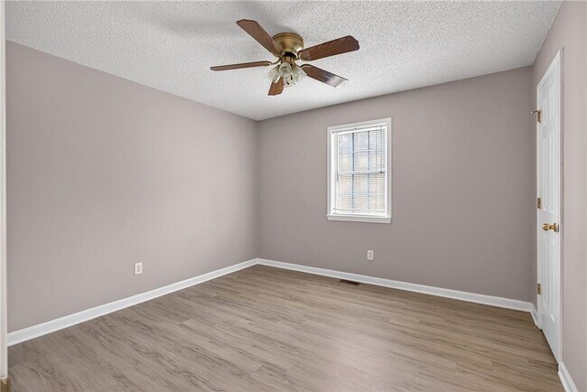 Building Photo - 176 White Tail Hills Dr