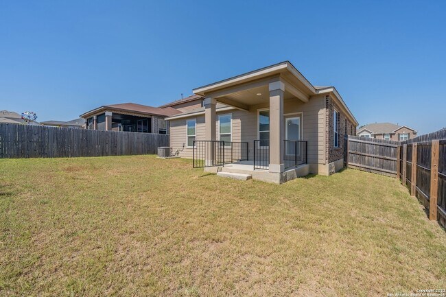 Building Photo - 3592 Vuitton