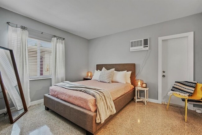 Building Photo - 1215 NE 17th Ave