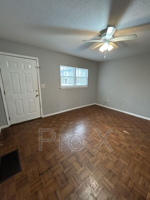 Building Photo - 1116 S Elm St