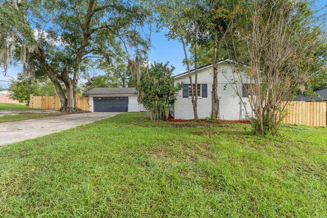 Building Photo - Orange Park 4 Bedroom Home With Upgraded Features Throughout