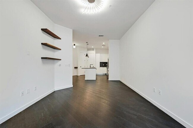 Building Photo - 800 Embassy Dr