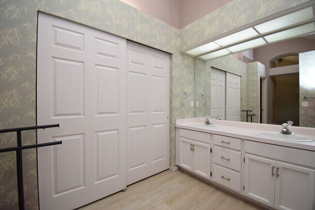 Building Photo - 2122 Rainbow Point Dr