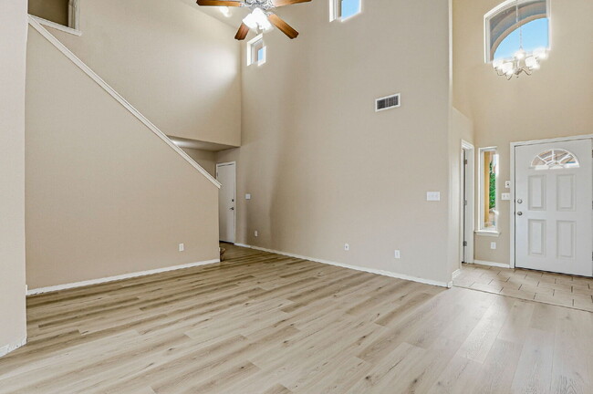 Building Photo - 2-story 3 bed 2.5 bath with loft home in Northeast El Paso