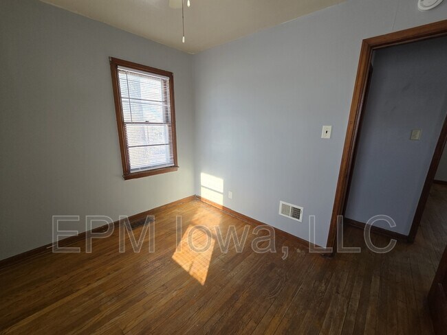 Building Photo - 407 Linden Ave