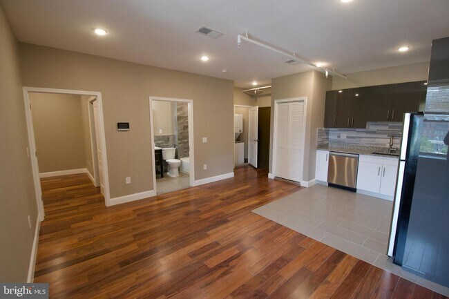 Building Photo - 1422 Callowhill St