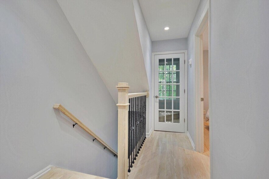 Building Photo - 169 1/2 King St