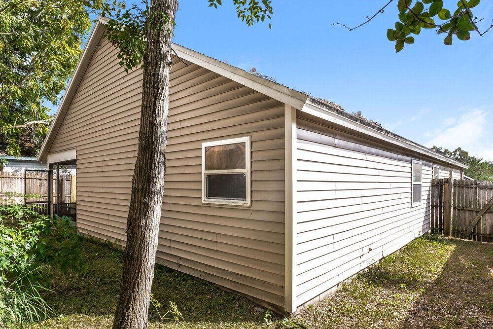 Building Photo - 585 Conure St