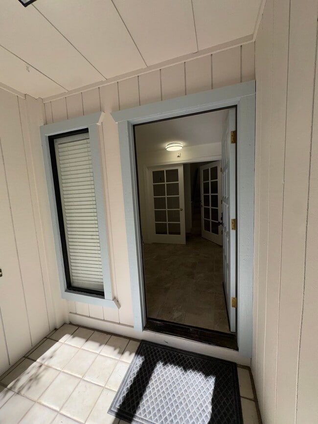 Building Photo - Walking distance to beaches, restaurants, 3 bedroom, 2 bathroom, upstairs level of home