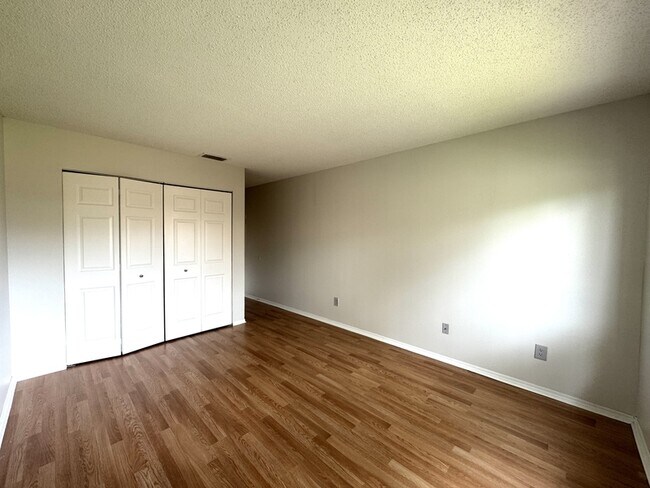 Building Photo - 652 Kenwick Cir