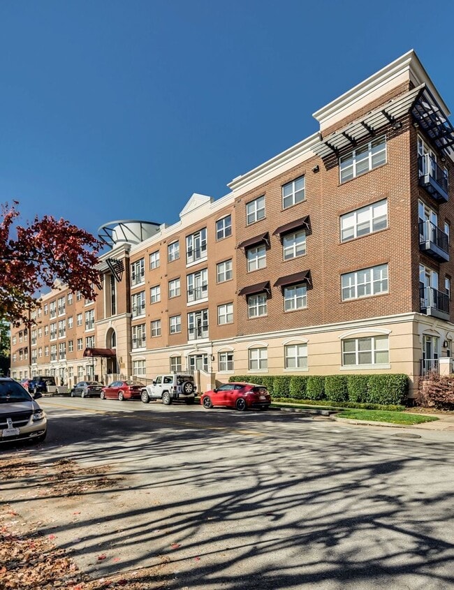 Building Photo - Spacious 3BR/2BA end unit at Bristol West ...