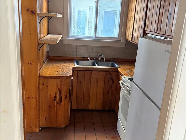 Building Photo - 525 Averill Ave