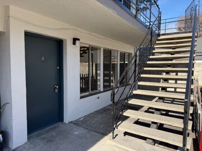 Building Photo - 1728 Broadway St