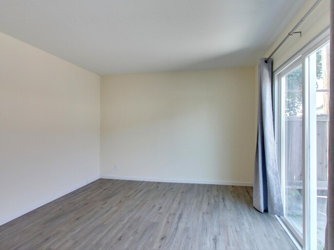 Building Photo - One Bedroom Apartment in Hayward Available...