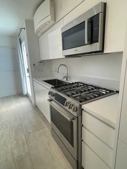 Building Photo - 5111 Ocean Front Walk