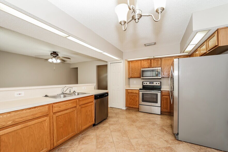 Building Photo - 3504 Ayrshire St