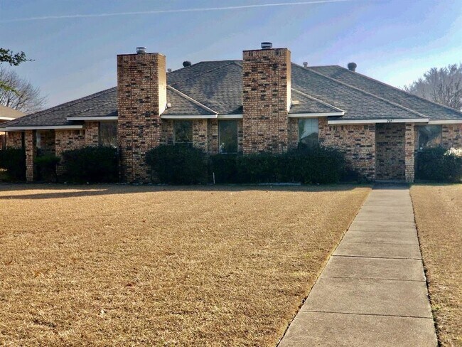 Building Photo - 707 Inglewood Trail