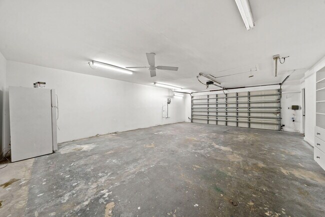 Building Photo - 2071 W Carol Cir