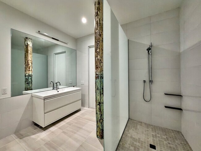 Building Photo - 520 State Rd