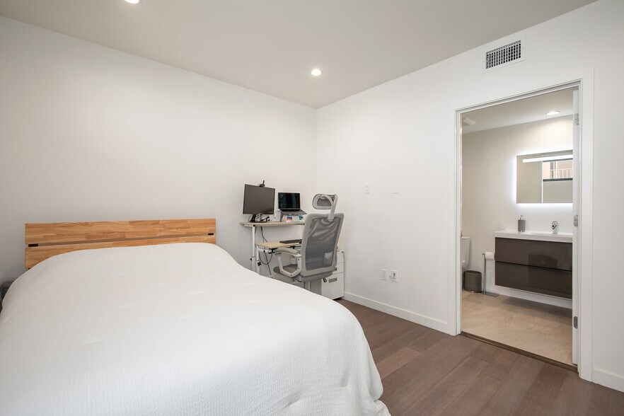 Building Photo - 823 N Fuller Ave