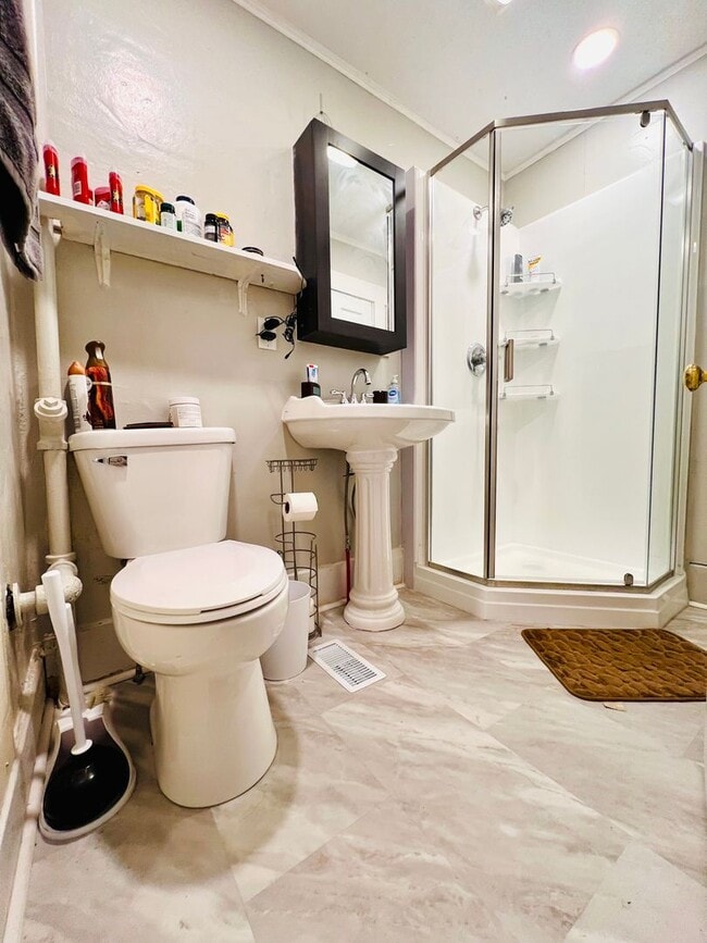 Building Photo - NEW KITCHEN & BATH REMODEL! Available Augu...