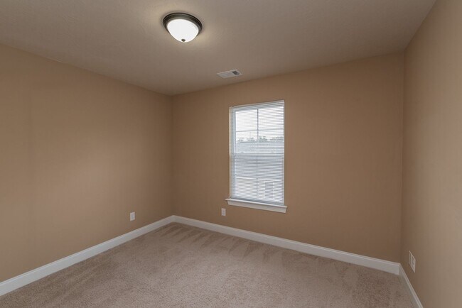 Building Photo - Like-new 4 bed/2.5 bath home for lease nea...