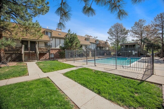 Building Photo - University Hills 2 bedroom and 1.5 Bath Co...
