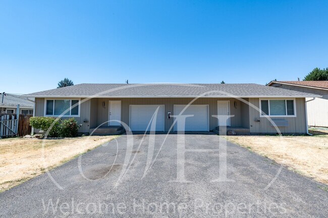 Building Photo - 2 Bedroom Duplex Apartment with Garage and...