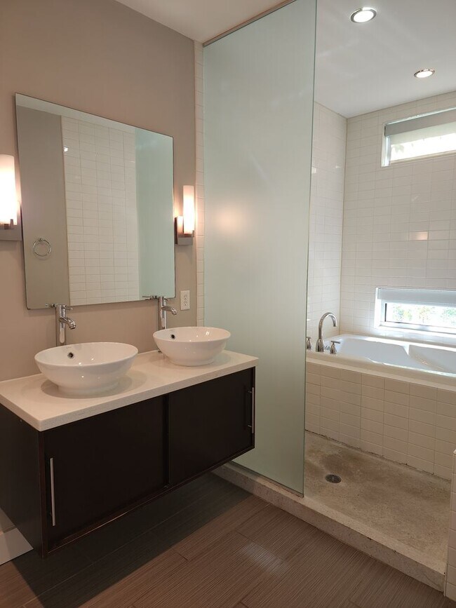 Building Photo - Contemporary Townhome East side of Downtow...
