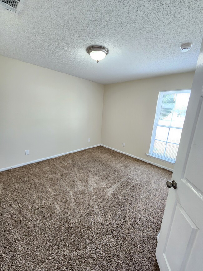 Building Photo - 1239 Askew Dr