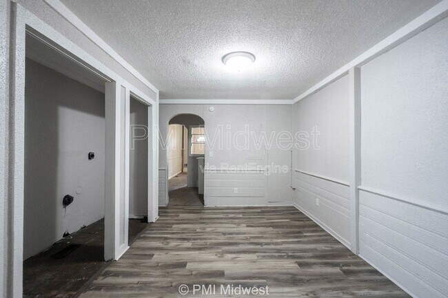 Building Photo - 240 N Beville Ave