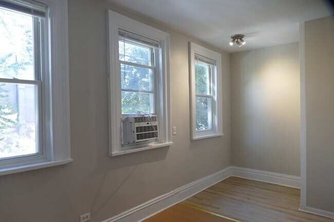 Building Photo - 1729 N Fairfield Ave