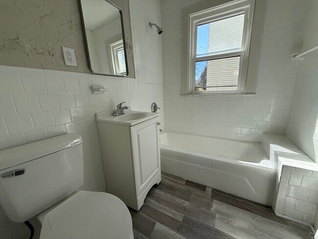 Building Photo - 68 Ash St