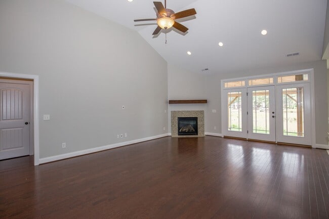 Building Photo - Woodlake Home