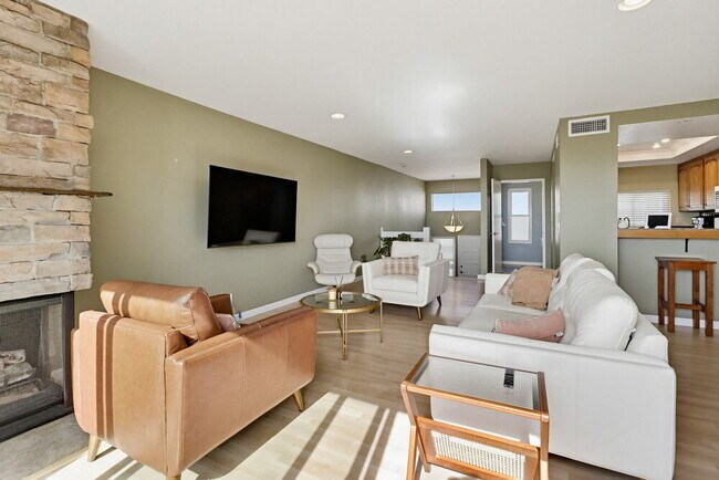 Building Photo - Welcome to this beautiful 1,042 sq. ft. condo offering modern comfort in a prime location!