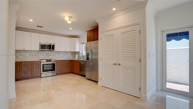 Building Photo - 500 SW 51st Ct