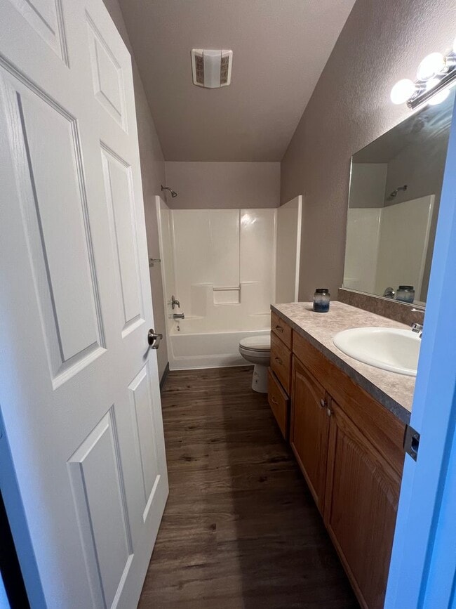 Building Photo - 3 Bedroom, 2.5 Bathroom Townhouse - Near O...