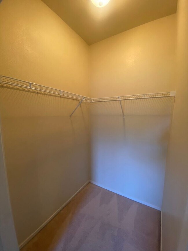 Building Photo - Beautiful unfurnished 2 bedroom in the Sou...