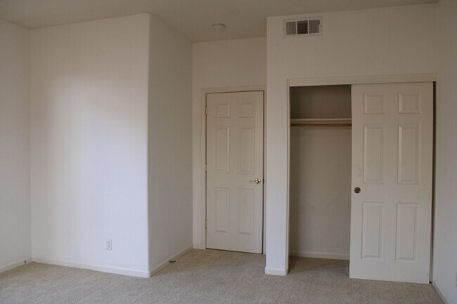 Building Photo - 524 Rosewood Ln