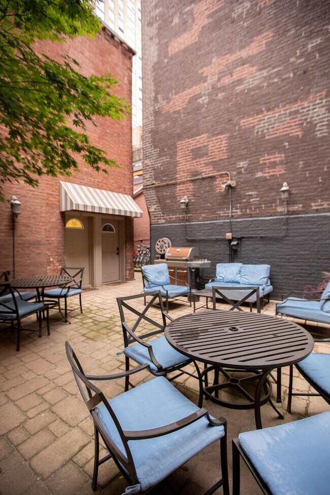 Building Photo - 816 N Dearborn St