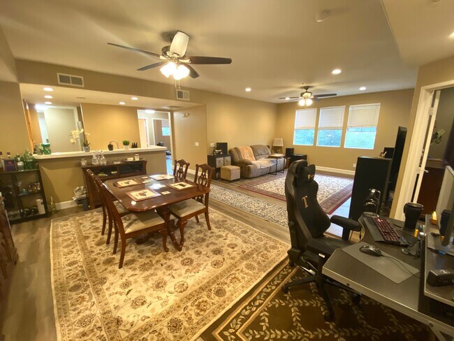 Building Photo - 1875 Baudouin Pl