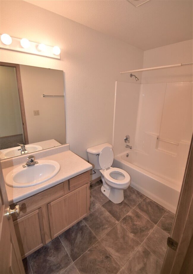 Building Photo - 2Bed with OFFICE and DETACHED GARAGE! Grea...