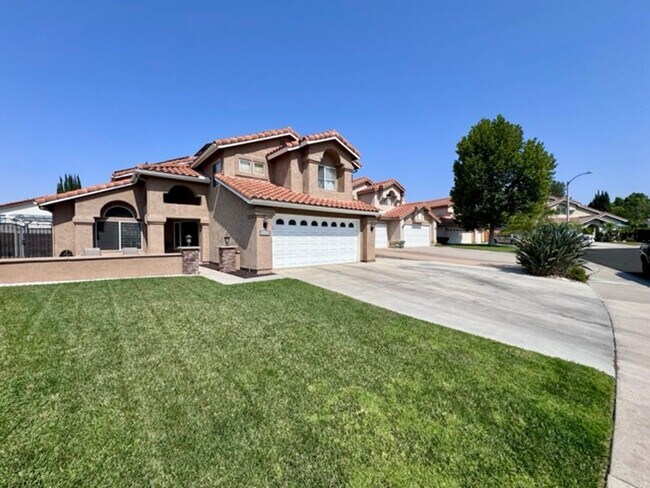 Building Photo - Beautiful 4 Bedroom Pool Home with Solar i...