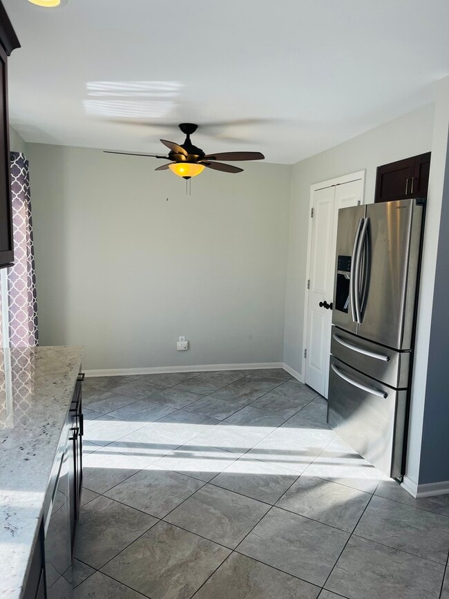 Building Photo - 587 Front St