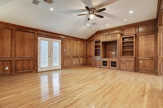 Building Photo - 316 Parkwood Village Dr