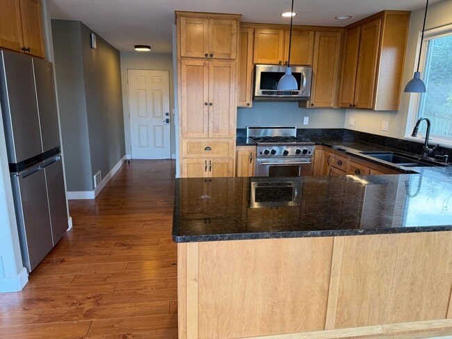 Building Photo - Rare Find with Main House and Fully Equipped ADU!