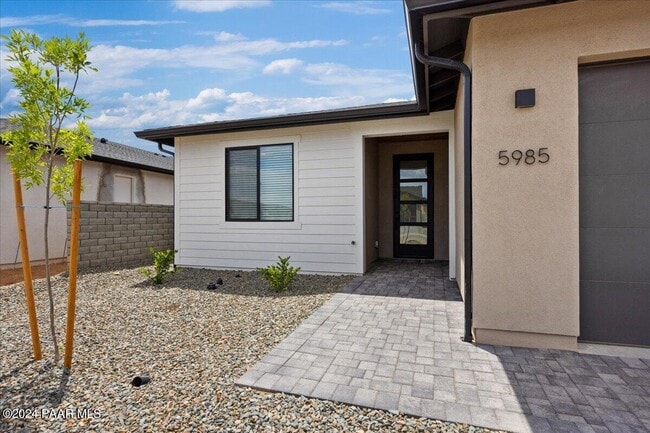 Building Photo - 5985 Finch Pl