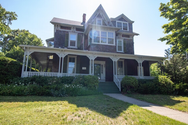 Building Photo - 883 Montauk Ave