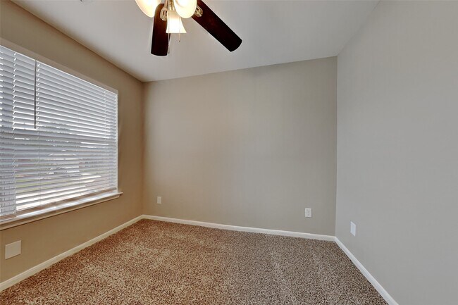 Building Photo - 11802 Rolling Stream Dr