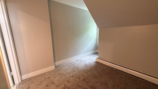 Building Photo - Charming 2-Bedroom w/ Office Apartment in ...